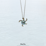 Pendentif Honu plaqué or 18 carats et zircons